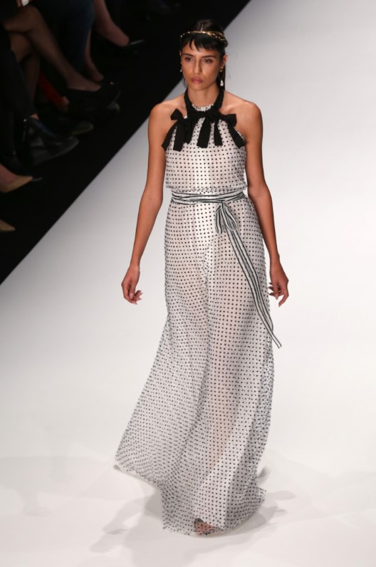 Hatice Aslandan derin dekolte