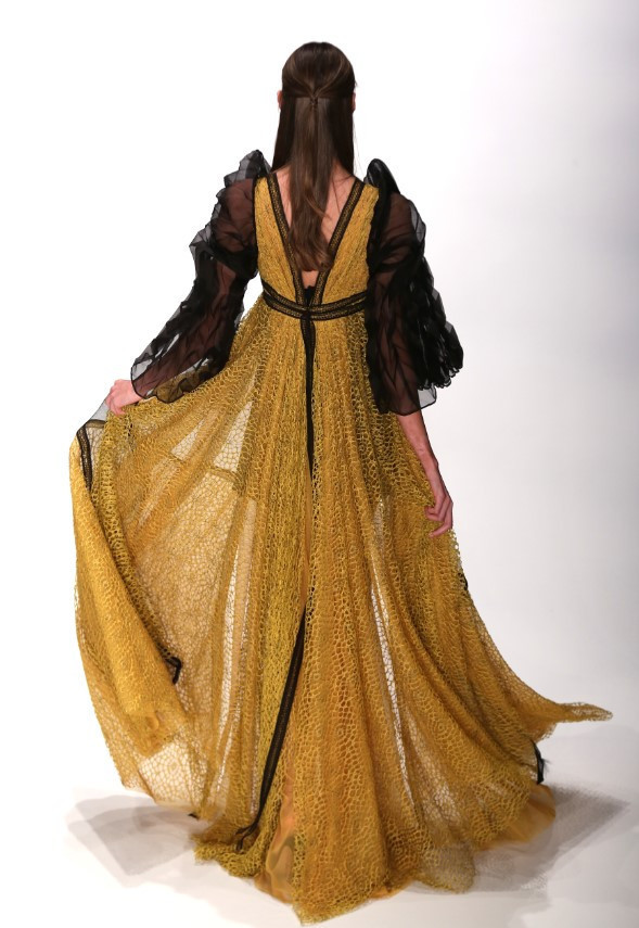 Hatice Aslandan derin dekolte