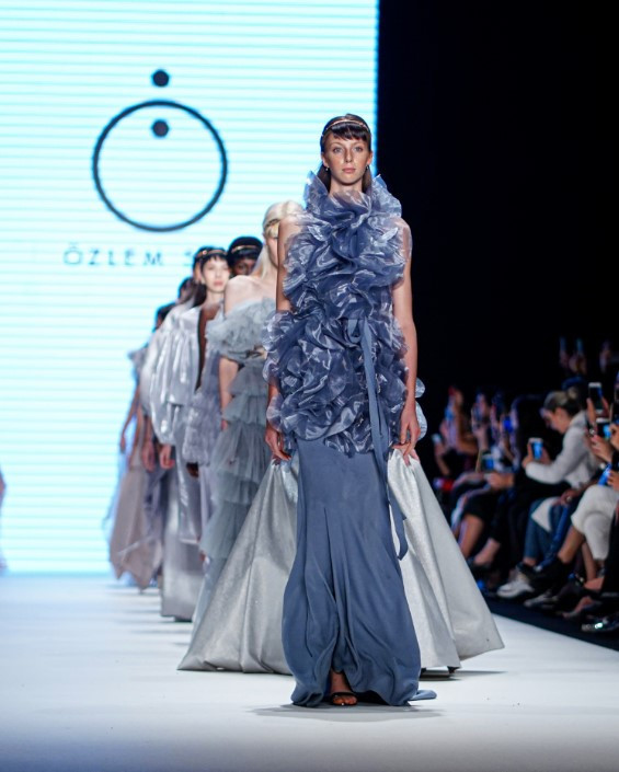 Hatice Aslandan derin dekolte