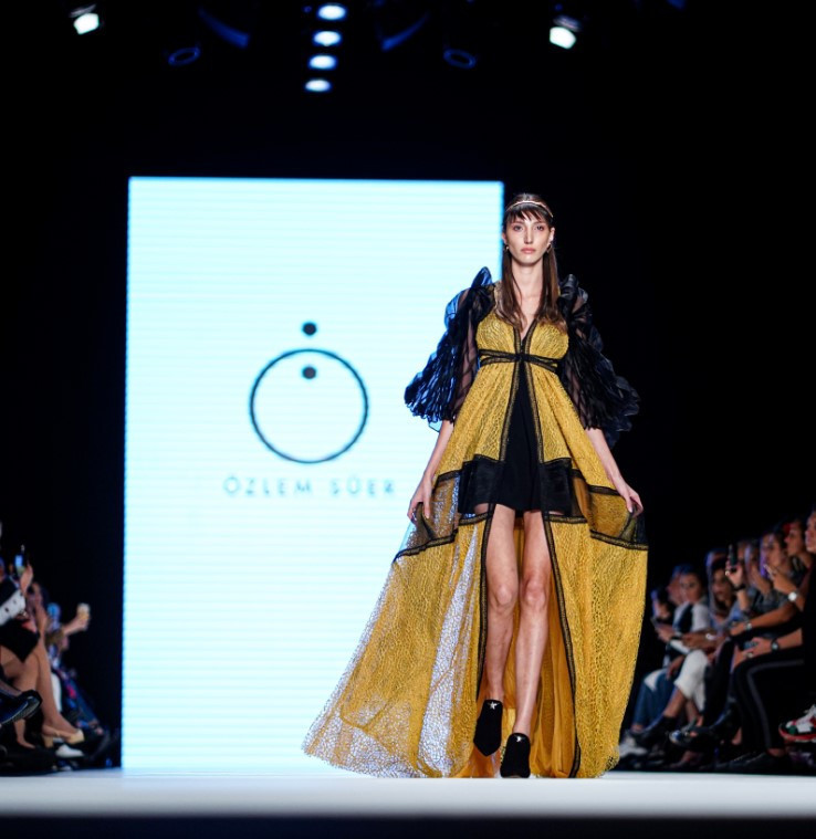 Hatice Aslandan derin dekolte