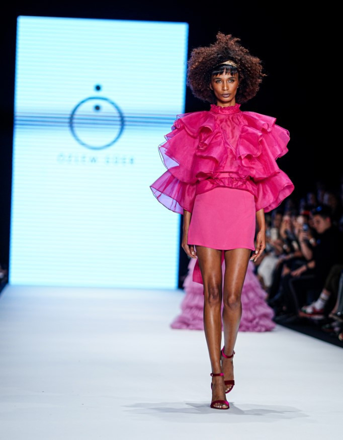 Hatice Aslandan derin dekolte