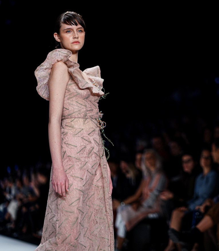 Hatice Aslandan derin dekolte