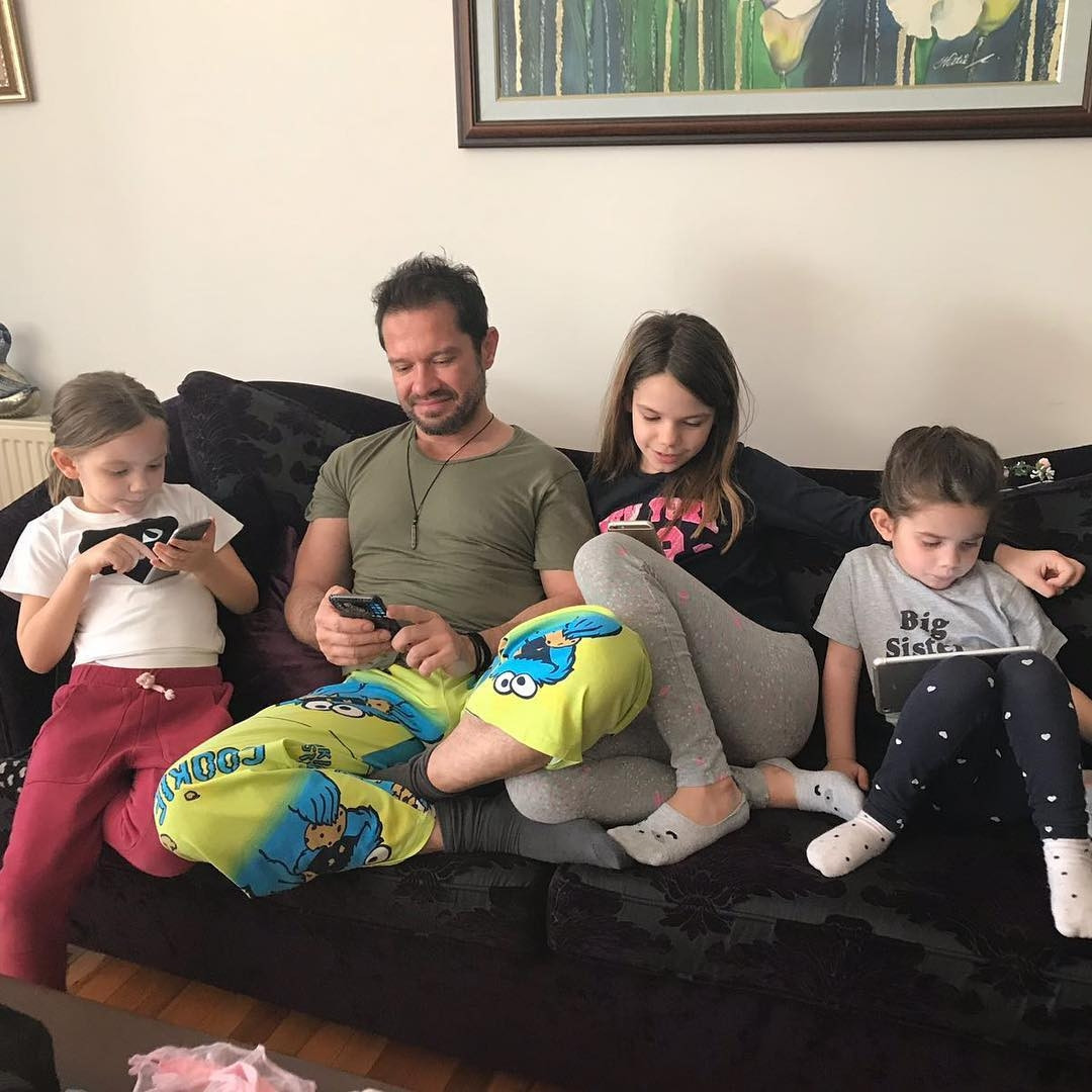 Ozan Doğulu kızları ve sevgilisiyle alışverişte Ozan Doğulu kızları ve sevgilisiyle alışverişte