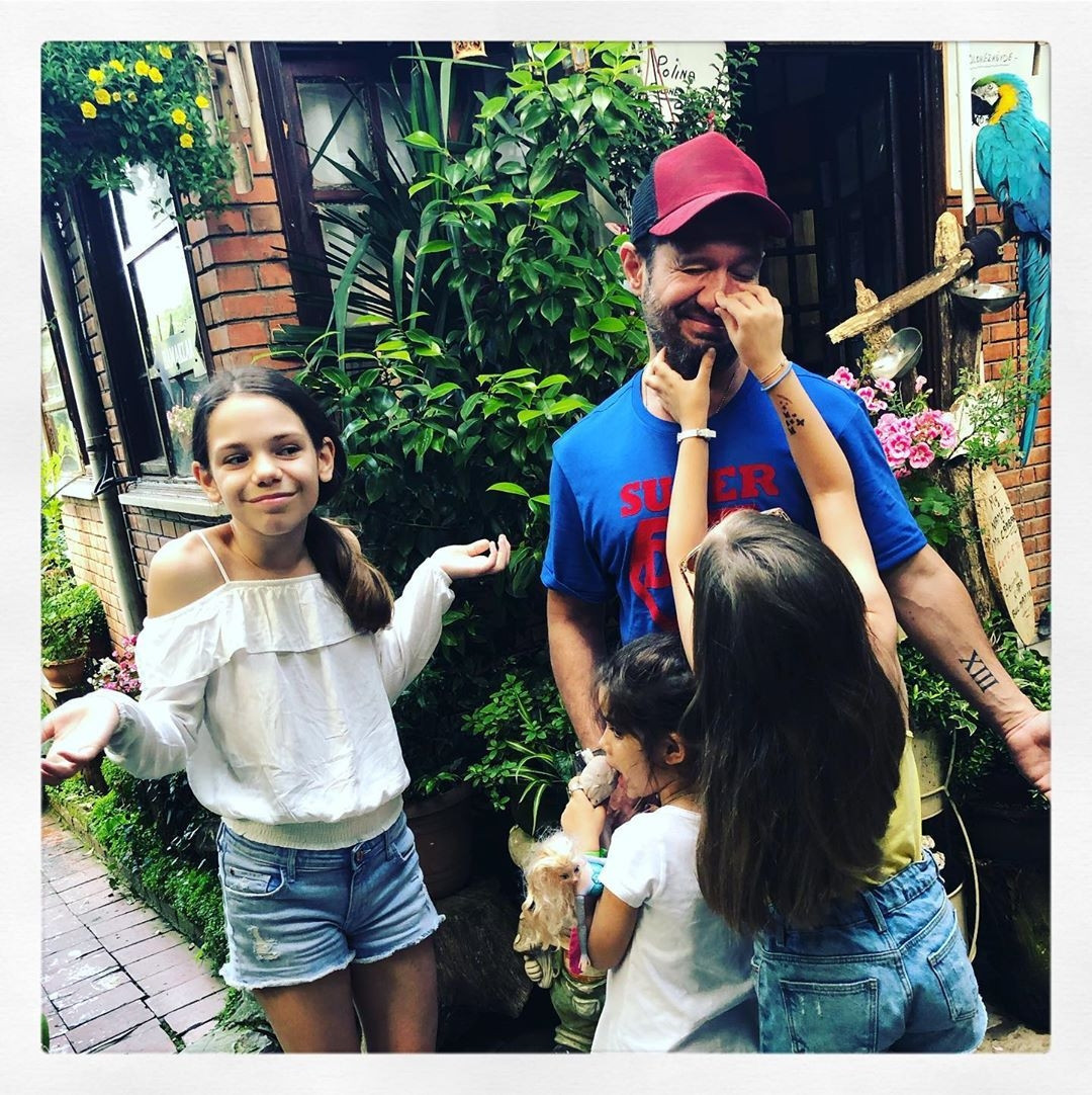 Ozan Doğulu kızları ve sevgilisiyle alışverişte Ozan Doğulu kızları ve sevgilisiyle alışverişte