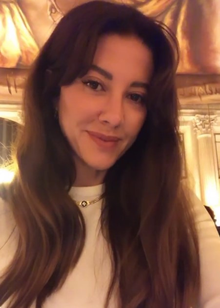 Kız kıza tatil Başak ile Tanem Pariste... Kız kıza tatil Başak ile Tanem Pariste...