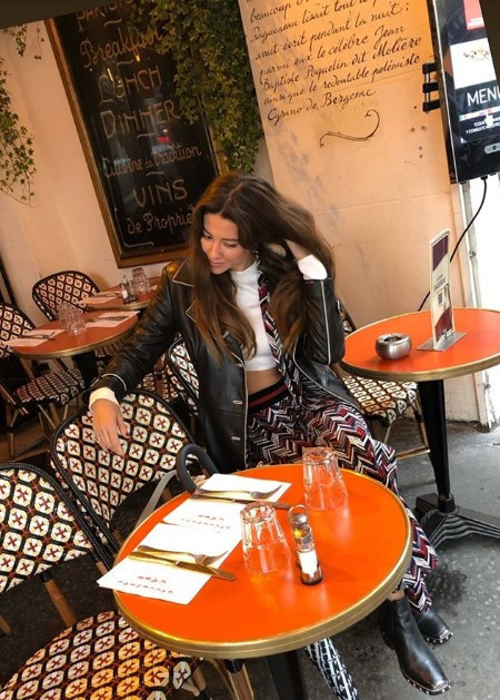 Kız kıza tatil Başak ile Tanem Pariste... Kız kıza tatil Başak ile Tanem Pariste...