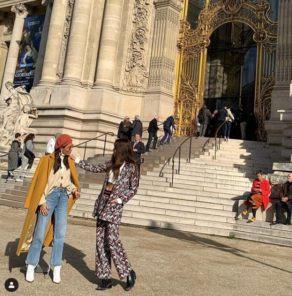 Kız kıza tatil Başak ile Tanem Pariste... Kız kıza tatil Başak ile Tanem Pariste...