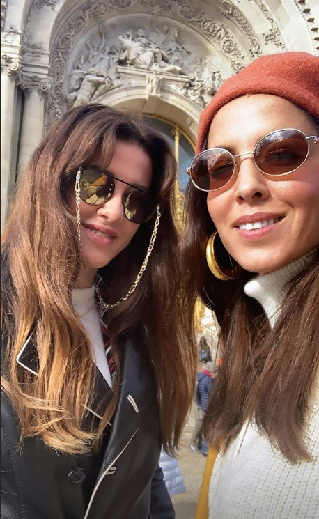 Kız kıza tatil Başak ile Tanem Pariste... Kız kıza tatil Başak ile Tanem Pariste...