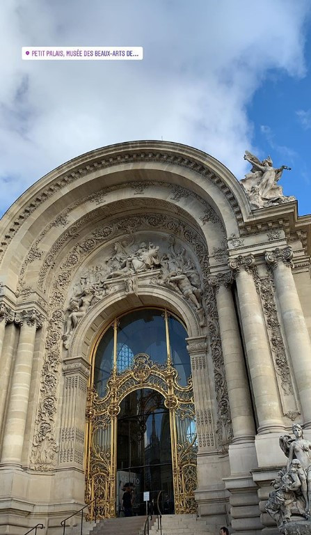 Kız kıza tatil Başak ile Tanem Pariste... Kız kıza tatil Başak ile Tanem Pariste...