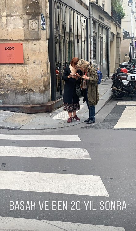 Kız kıza tatil Başak ile Tanem Pariste... Kız kıza tatil Başak ile Tanem Pariste...