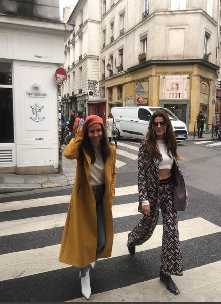 Kız kıza tatil Başak ile Tanem Pariste... Kız kıza tatil Başak ile Tanem Pariste...