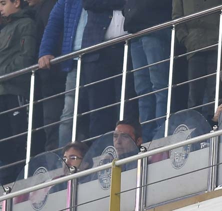 Ali Koç yerinde duramadı