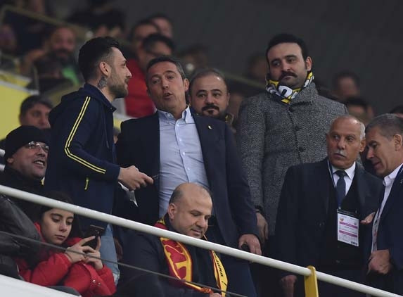Ali Koç yerinde duramadı