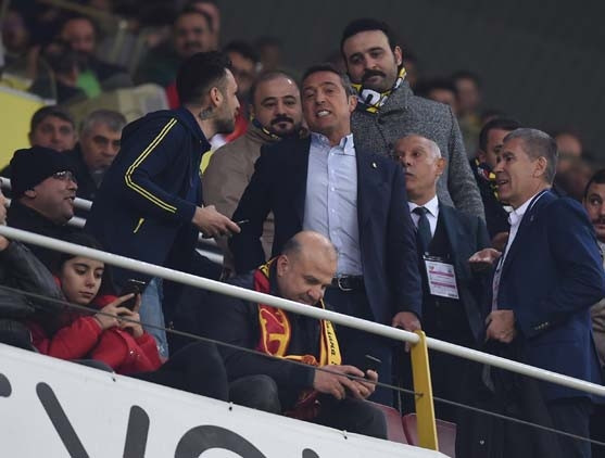 Ali Koç yerinde duramadı