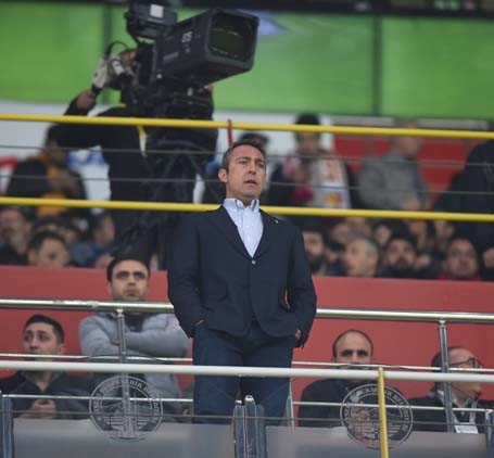 Ali Koç yerinde duramadı