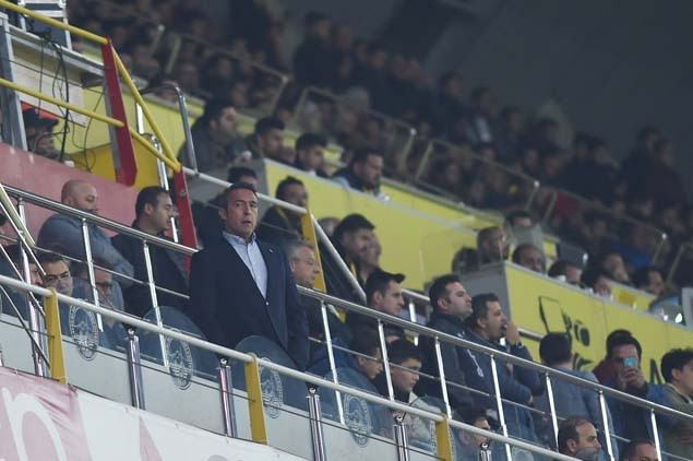 Ali Koç yerinde duramadı