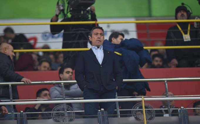 Ali Koç yerinde duramadı