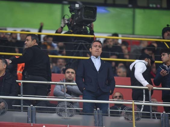 Ali Koç yerinde duramadı