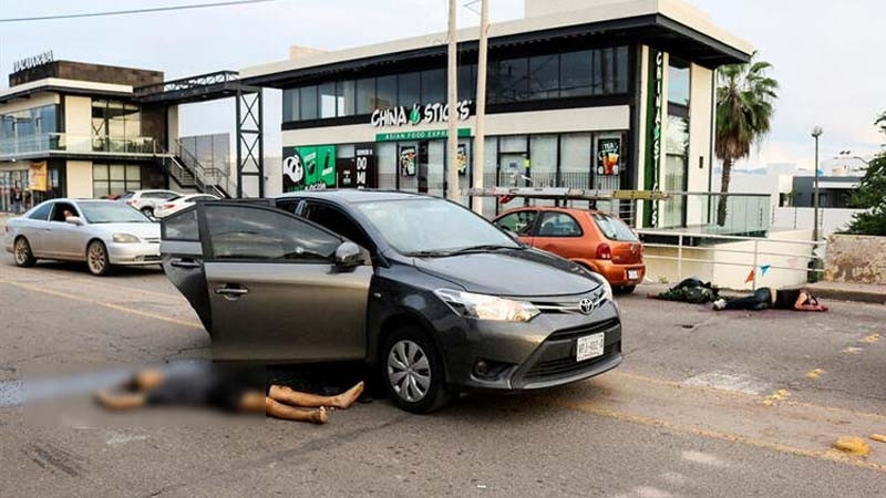 Korkunç görüntüler... Bücürün oğlunu tutuklayan polise 155 kurşun