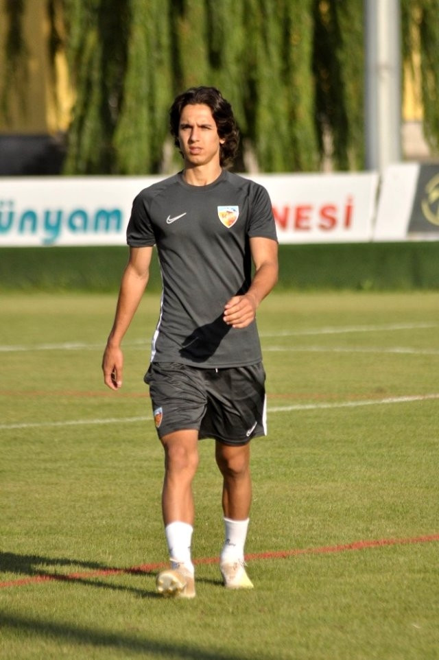 15 yaşındaki Emre Demir Süper Lig tarihine geçti Rekor... 15 yaşındaki Emre Demir Süper Lig tarihine geçti Rekor...