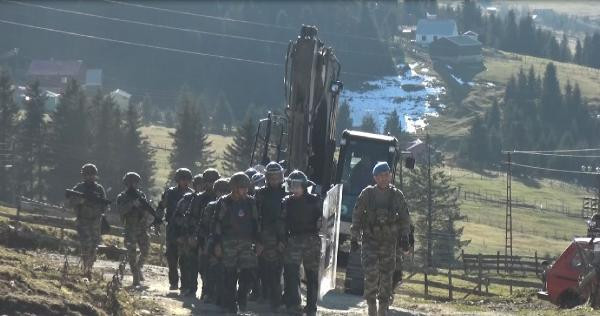 Kemal Sunal filmi gerçek oldu; ahşap evi kamyon kasasına monte etti