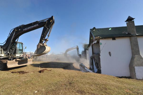 Kemal Sunal filmi gerçek oldu; ahşap evi kamyon kasasına monte etti