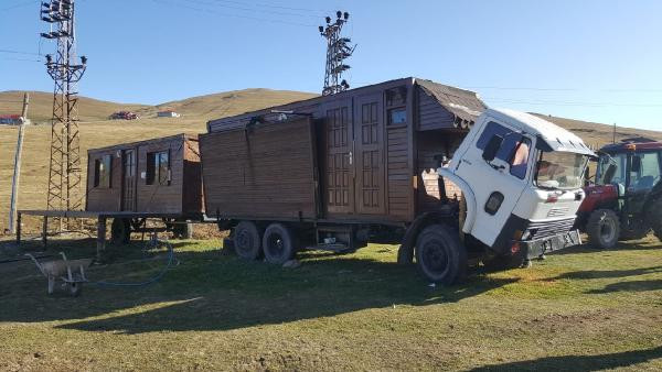 Kemal Sunal filmi gerçek oldu; ahşap evi kamyon kasasına monte etti