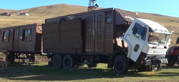 Kemal Sunal filmi gerçek oldu; ahşap evi kamyon kasasına monte etti