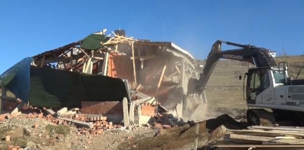 Kemal Sunal filmi gerçek oldu; ahşap evi kamyon kasasına monte etti