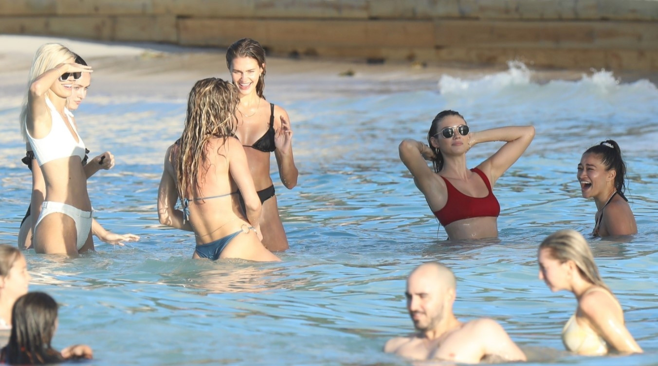 Victorias Secret modeli Devon Windsor ile Johnny Barbara evlendi Victorias Secret modeli Devon Windsor ile Johnny Barbara evlendi
