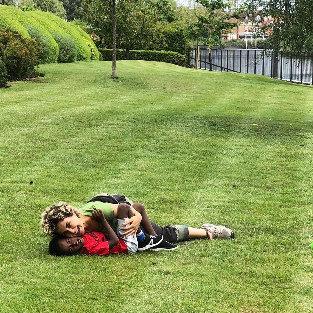 Her şeyi geride bırakıp oğlu ile Londraya taşınmıştı... Esra Akkayadan haber var