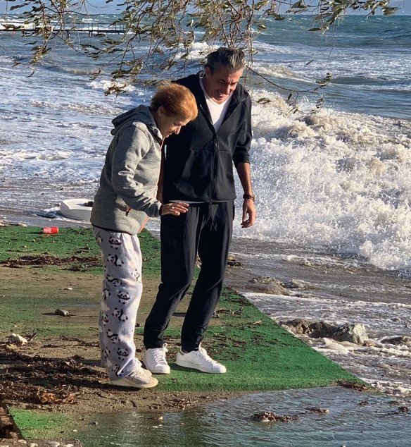 Erkan Petekkaya annesini uğurladı Erkan Petekkaya annesini uğurladı