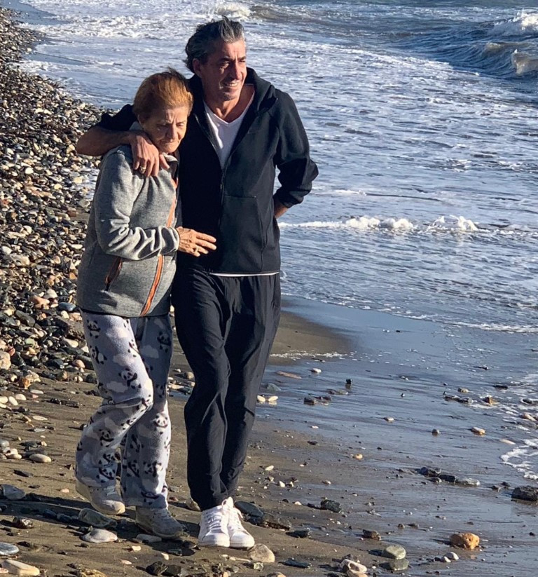 Erkan Petekkaya annesini uğurladı Erkan Petekkaya annesini uğurladı