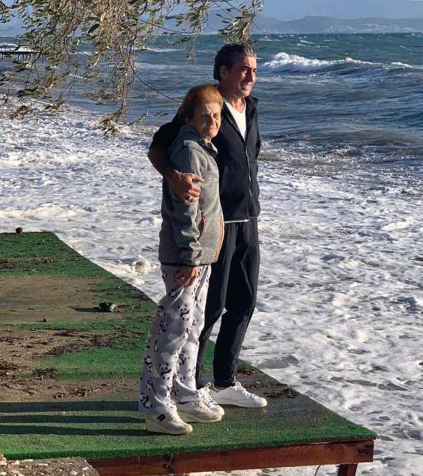 Erkan Petekkaya annesini uğurladı Erkan Petekkaya annesini uğurladı