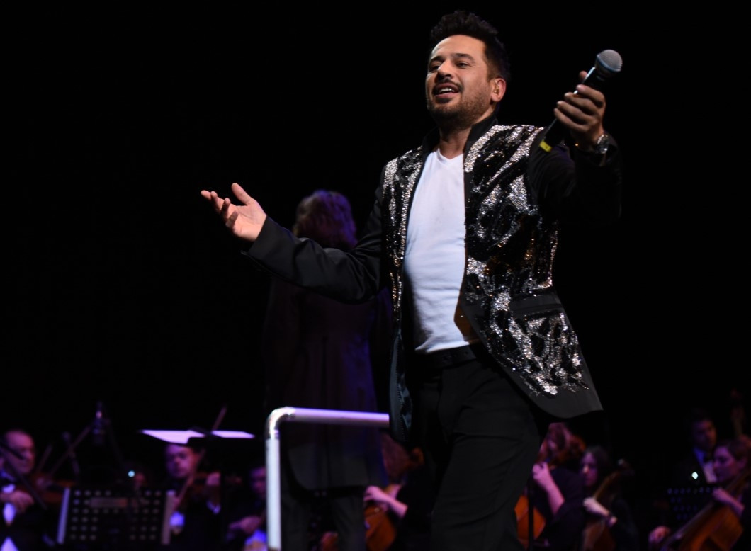 Emre Altuğdan 20. yıl konseri Çağlanın gözlerine bakarak söyledi...