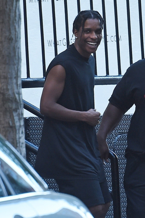 Bir sabah uyandı ve yatak odası görüntülerinin izlenme rekorları kırdığını öğrendi Bir sabah uyandı ve yatak odası görüntülerinin izlenme rekorları kırdığını öğrendi