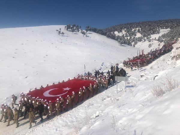 Sarıkamış şehitleri için 20 bin kişi yürüdü