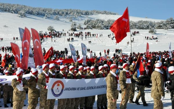 Sarıkamış şehitleri için 20 bin kişi yürüdü