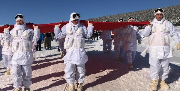 Sarıkamış şehitleri için 20 bin kişi yürüdü