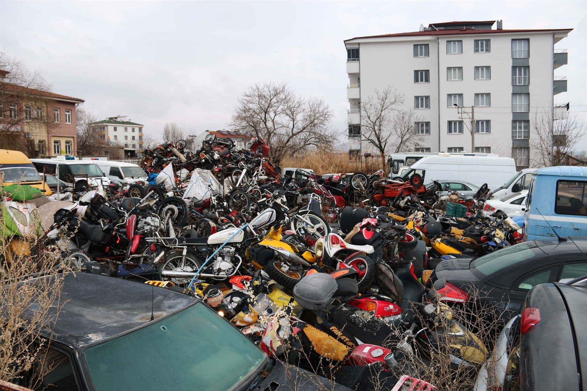 Yediemin otoparklarındaki araçlar, çürümeye terk edildi