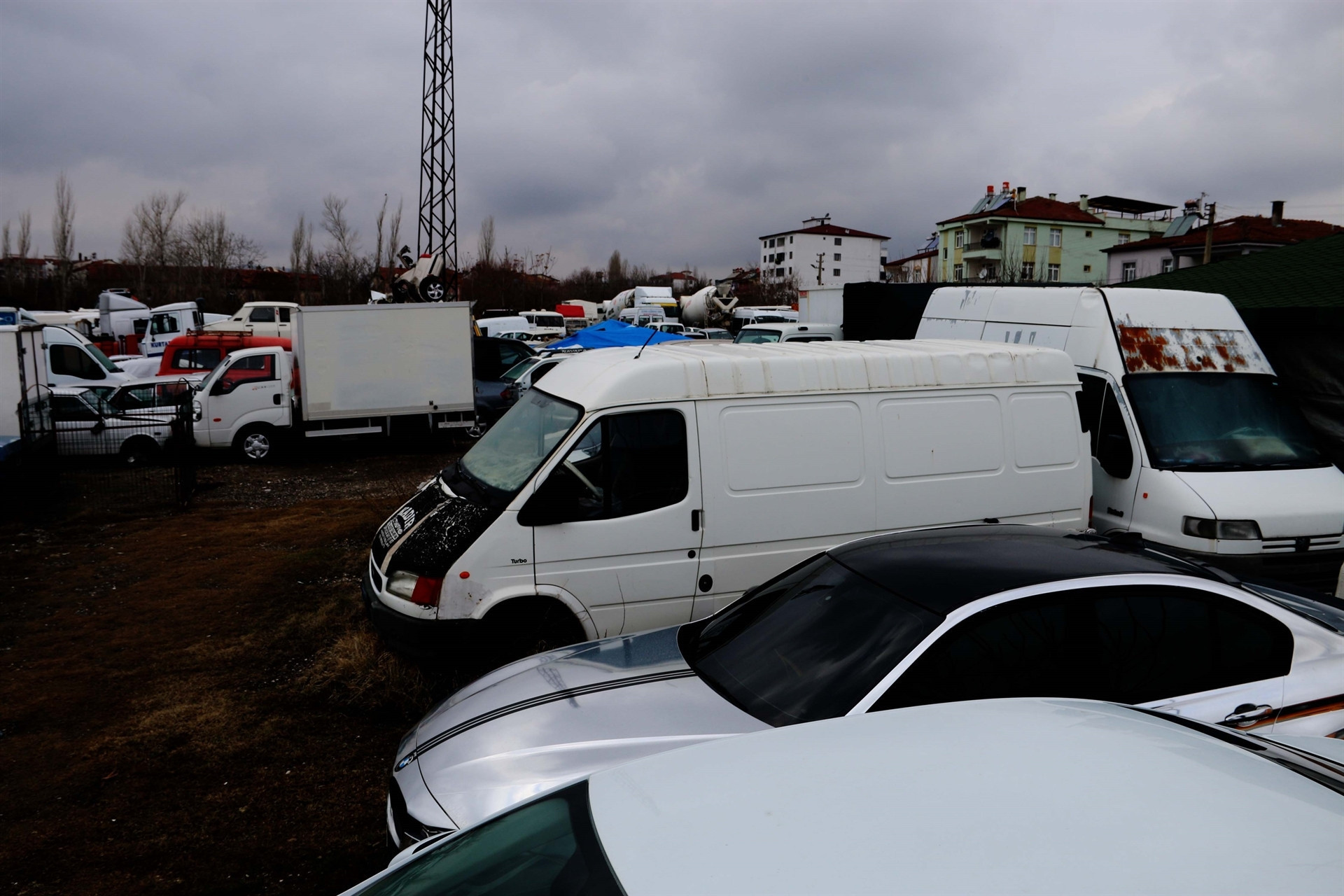 Yediemin otoparklarındaki araçlar, çürümeye terk edildi