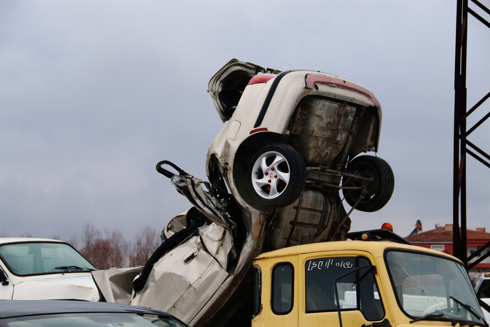 Yediemin otoparklarındaki araçlar, çürümeye terk edildi