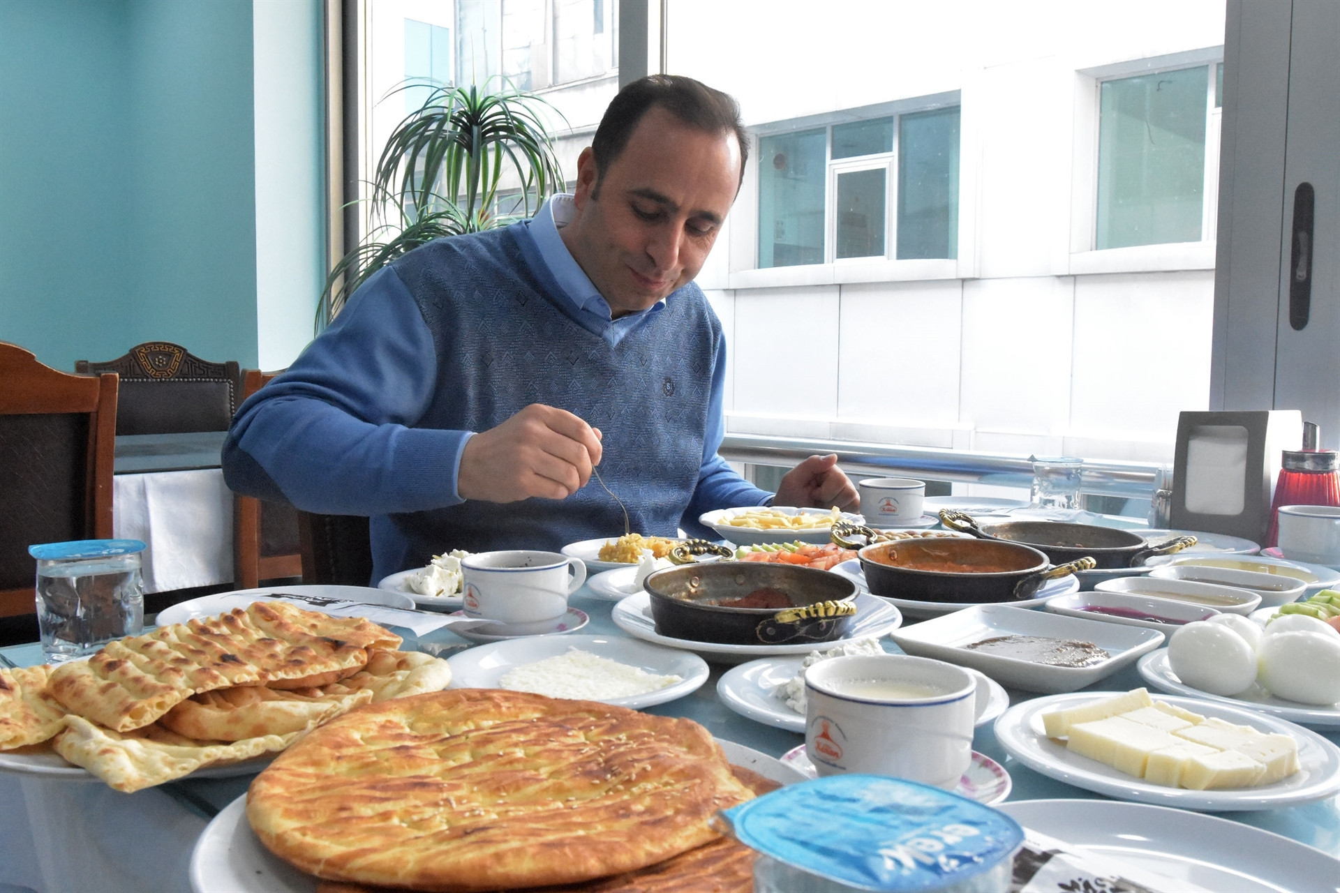 Prof. Dr. Öze, Vanlı kahvaltıcılardan davet
