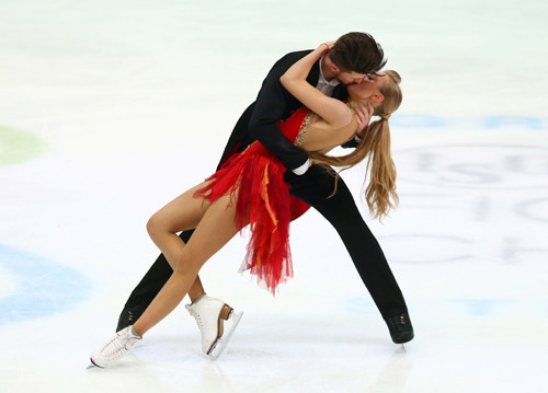 Sevgili değiliz ama herkesin aşık olduğumuza inanmasını istiyoruz