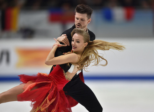 Sevgili değiliz ama herkesin aşık olduğumuza inanmasını istiyoruz