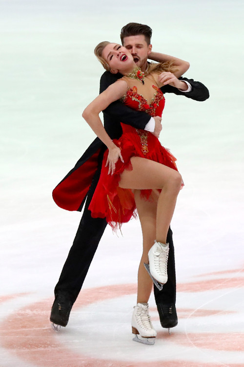 Sevgili değiliz ama herkesin aşık olduğumuza inanmasını istiyoruz