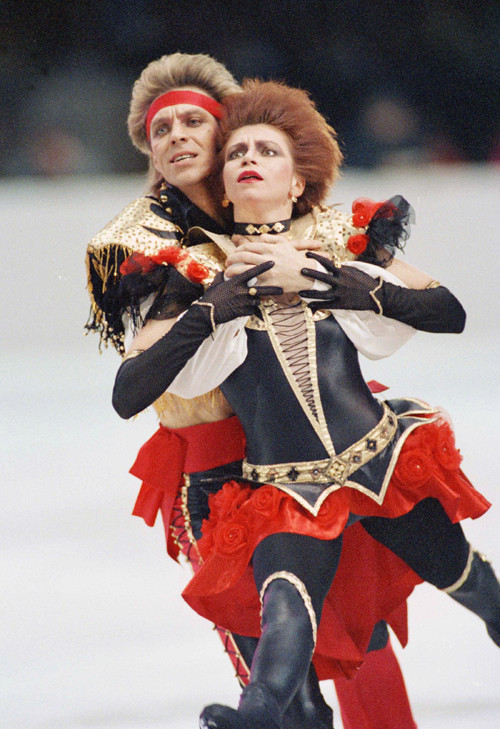 Sevgili değiliz ama herkesin aşık olduğumuza inanmasını istiyoruz