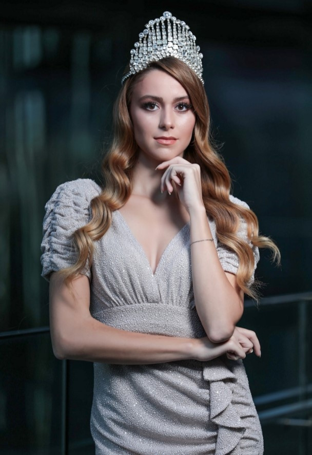 Best Model tacını babası için kazandı
