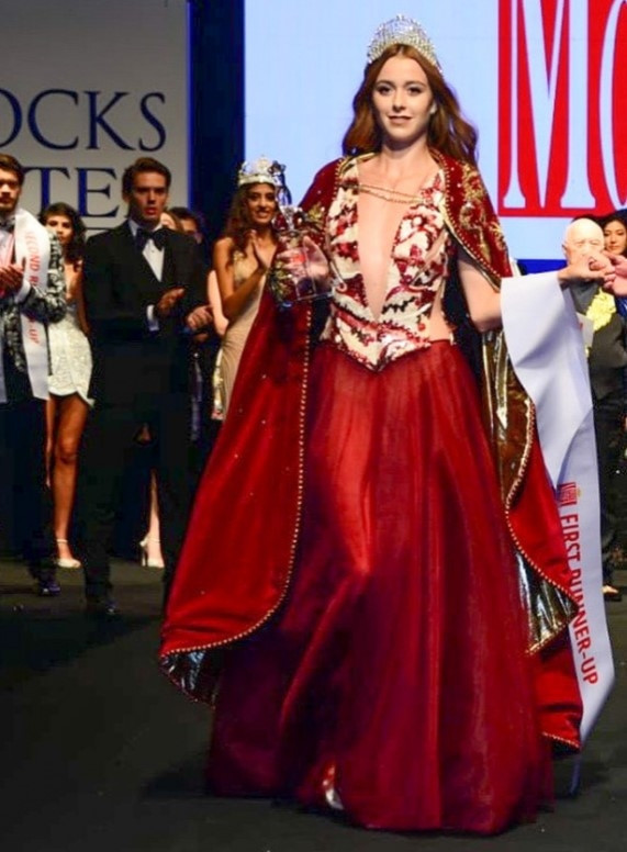 Best Model tacını babası için kazandı