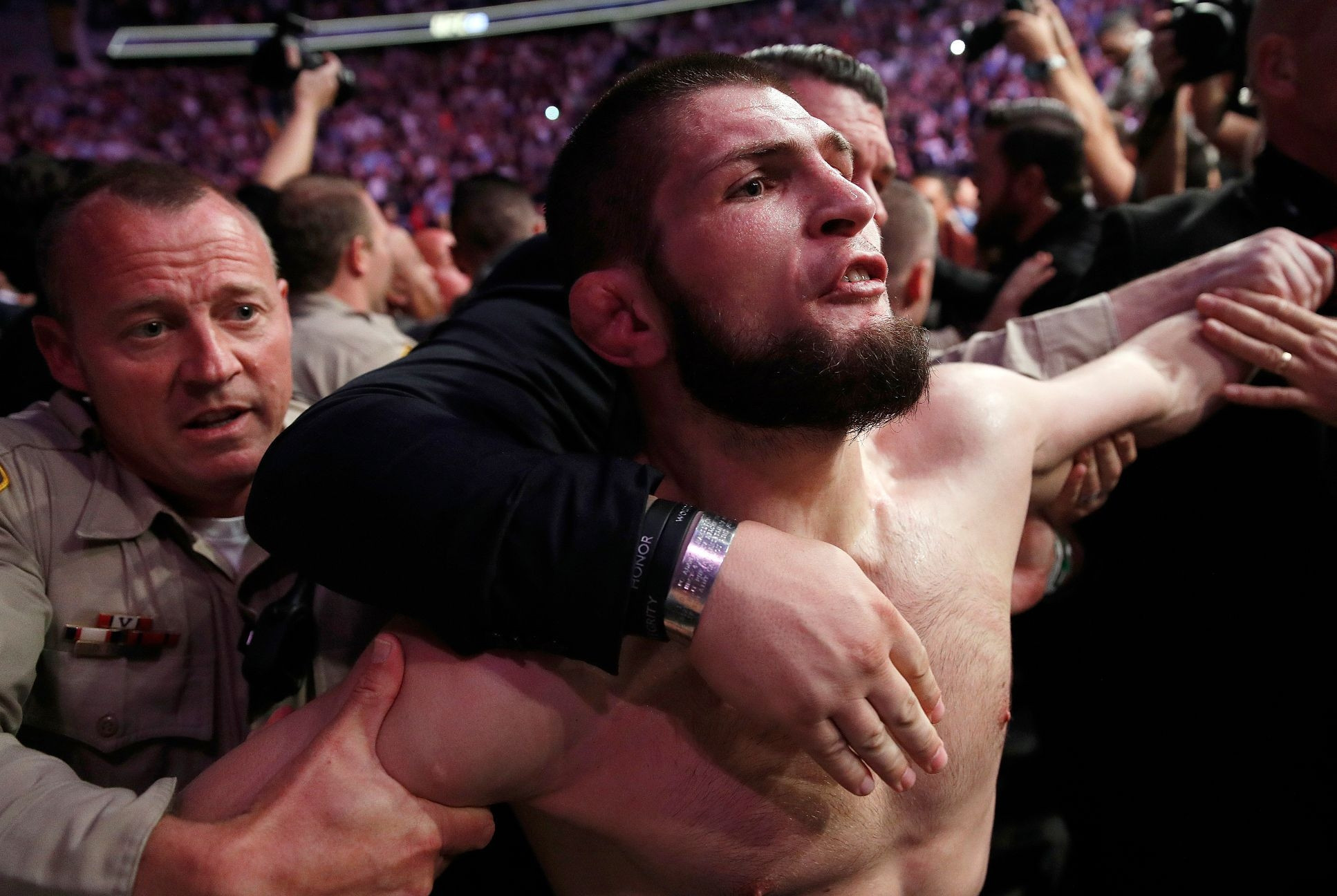 Khabib Nurmagomedova Suudi Arabistanda dövüşmesi için servet teklif ettiler